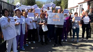 Protestele din sănătate se EXTIND. Angajaţi din TREI SPITALE din Bucureşti au ieşit în curtea unităţilor medicale - FOTO