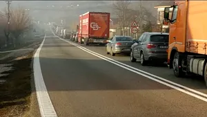 Două persoane au fost grav rănite după ce o maşină s-a lovit frontal de un TIR, pe Valea Oltului - FOTO