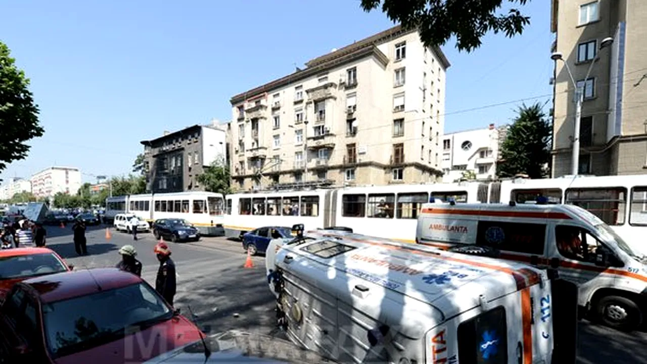 O ambulanţă s-a RĂSTURNAT în Capitală: Pacientul, asistenta şi şoferul au fost duşi la Spitalul Floreasca - FOTO