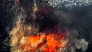 VIDEO Imagini inedite. O dronă filmează prăbuşirea unui crater vulcanic din Islanda