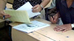 Sute de elevi şi părinţi au stat la coadă pentru înscrierea într-un liceu din Capitală