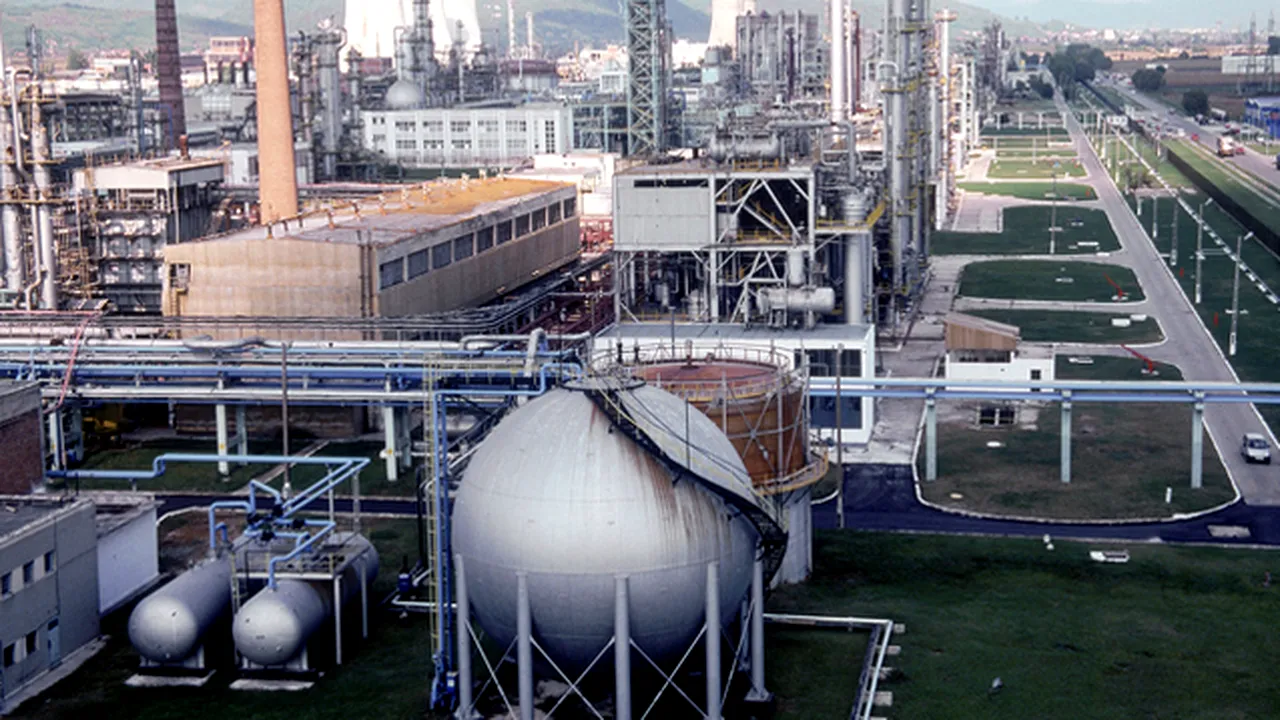Fabricile închise lasă urme adânci în economie: Importăm produse chimice de 6,4 miliarde de euro, exportăm de trei ori mai puţin 
