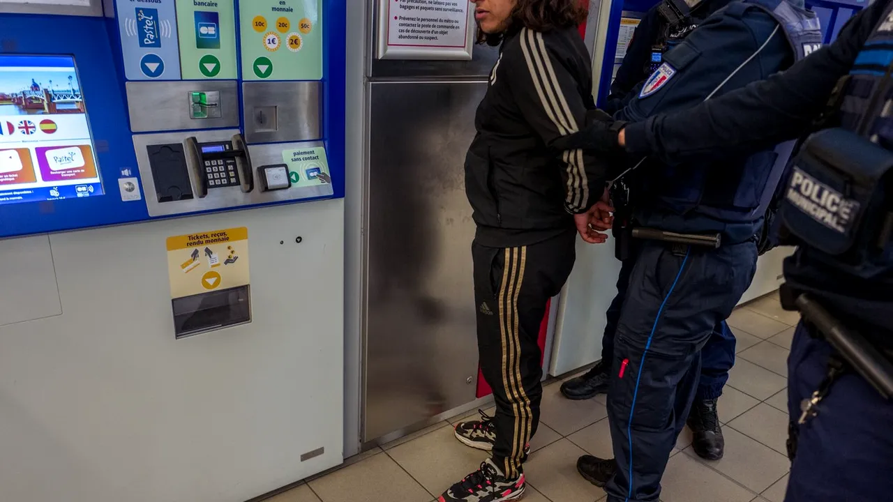 Hoţi arestaţi după ce au uitat la locul faptei declaraţia pe proprie răspundere