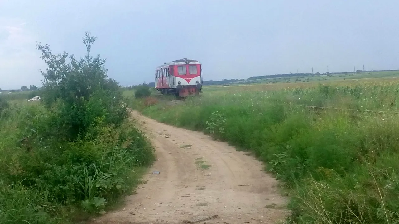 Patru persoane rănite după ce un tren a lovit un TIR, în judeţul Teleorman | FOTO