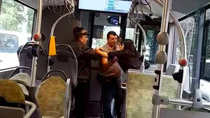 Incident violent într-un autobuz din București. Femeia care a lovit o controloare STB, sub control judiciar