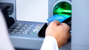 Angajata unei primării, cercetată penal după ce a transferat bani publici în contul fiicei sale