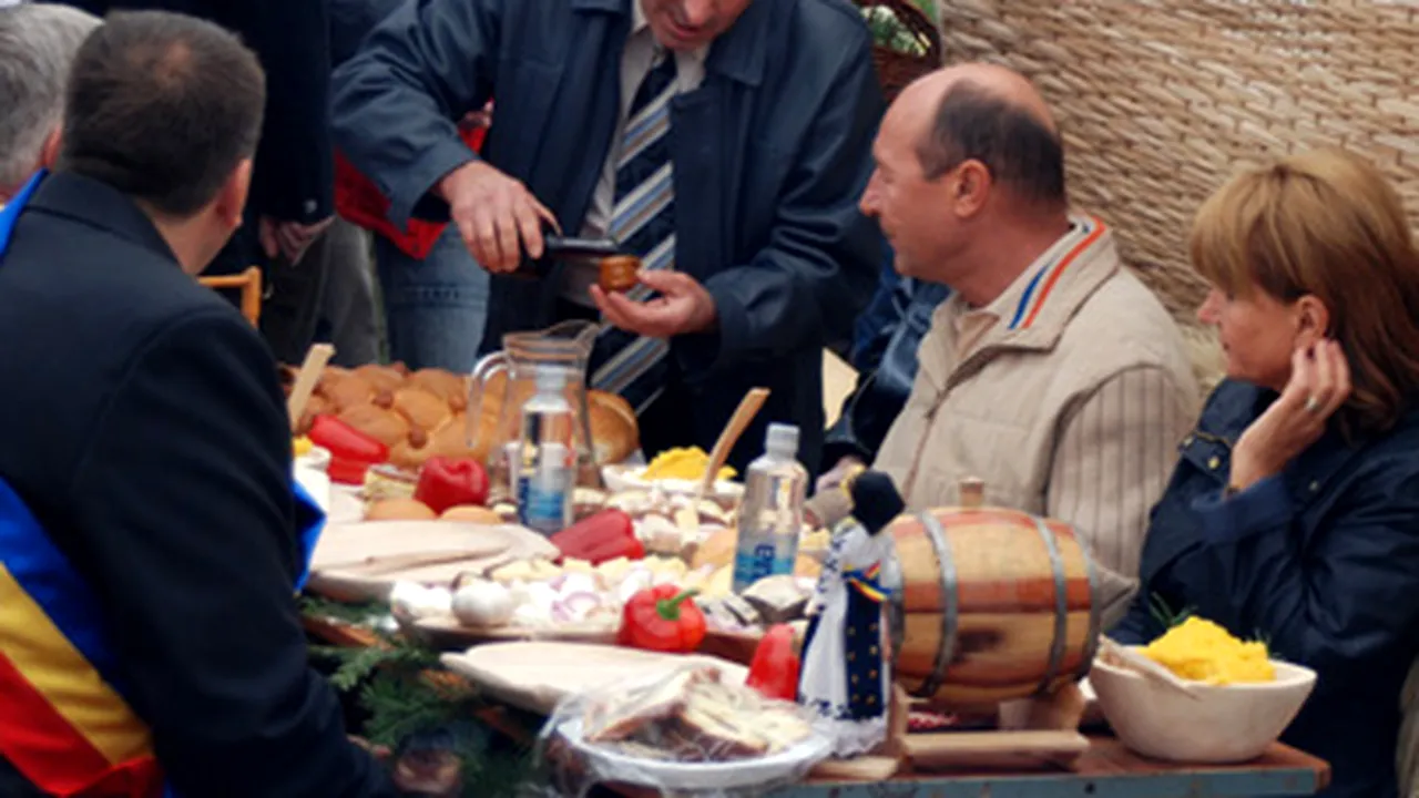 Băsescu a ţinut la Bran un discurs şi a mâncat bulz şi pastramă