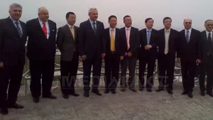 Dragnea convinge chinezii să investească în agricultură cu un test: Le pun pe masă o roşie românească