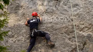 16 eltévedt turistát, köztük 13 gyereket mentettek meg a hegyi csendőrök az Erdélyi-szigethegységben