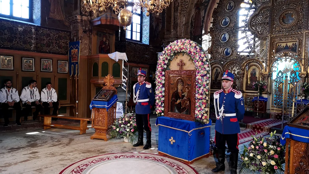 Icoana făcătoare de minuni de la Mănăstirea Nicula, în procesiune în zona spitalelor din oraşele Cluj-Napoca şi Bistriţa