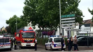 Luare de ostatici la o biserică din Franţa / Preotul luat ostatic şi atacatorii au decedat, un alt ostatic a fost rănit / Atacul, revendicat de Stat Islamic - FOTO/VIDEO