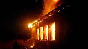 Intervenţie de urgenţă în Argeş: Un incendiu a izbucnit în clădirea unei şcoli dezafectate | FOTO