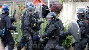 VIOLENŢE la Belfast: Zeci de poliţişti au fost răniţi în cursul unui marş republican