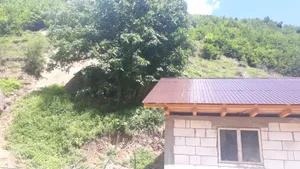 VIDEO FOTO O familie din Argeş a fost evacuată din cauza a două stânci care riscă să se prăbuşească peste casă