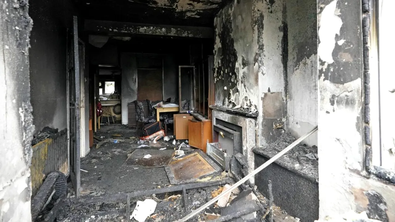 Românii, speriați să mai locuiscă în Ballymena, după ce casele lor au fost vandalizate. Poliția irlandeză descrie actul drept „banditism rasist”