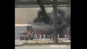 FOTO. VIDEO | O filială a uzinei Fiat din centrul Italiei, evacuată din cauza incendiilor de vegetaţie