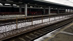 Accident feroviar la Iaşi: Două persoane au murit după ce maşina în care se aflau a fost lovită de tren/ Circulaţia pe magistrala Suceava – Bucureşti, oprită