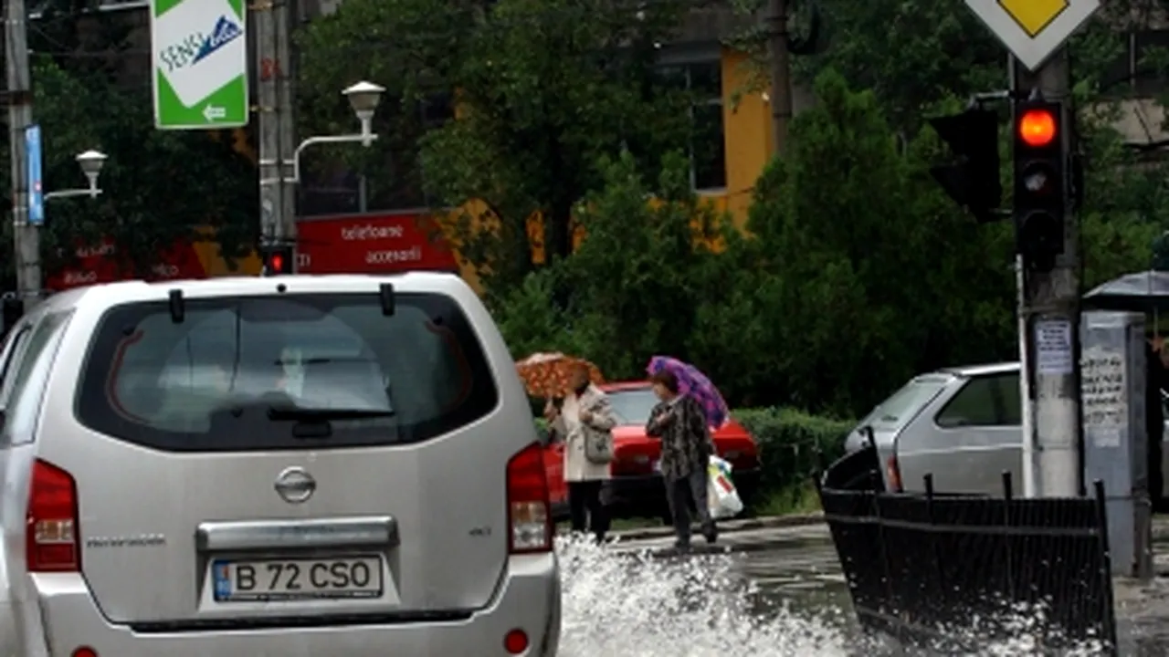 Mai multe străzi din Capitală au fost inudate în urma ploii torenţiale