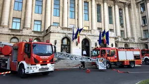 Intervenţie în centrul Capitalei. UPDATE: Incendiul din sediul MAI a fost stins/ Nu a fost nevoie de evacuarea angajaţilor
