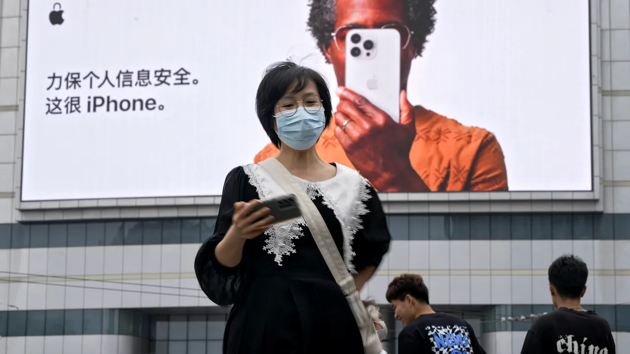 Ce ar putea însemna pentru Apple interzicerea iPhone-ului în China. Tensiunile dintre Beijing şi Washington se menţin la cote înalte