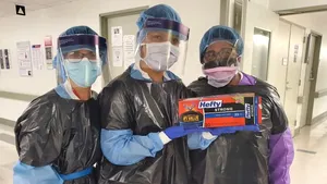 Un angajat dintr-un spital din New York, unde asistentele poartă saci de gunoi în loc de echipament de protecţie, a murit de COVID-19