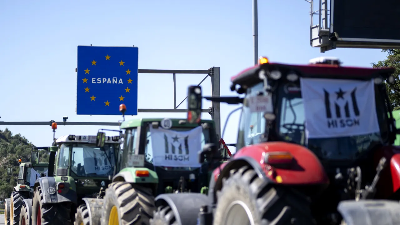 Agricultorii blochează graniţa franco-spaniolă înainte de alegerile europarlamentare
