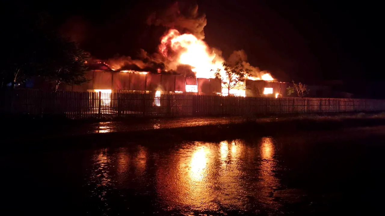 Incendiu puternic la un depozit de mase plastice din Bârlad