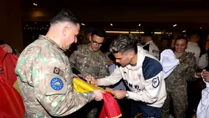 Vizită surpriză pentru tricolori înainte de meciul România-Bosnia. Ianis Hagi a primit un cadou simbolic de la militarii români din Sarajevo