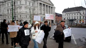 Ungureanu invită la dialog trei reprezentanţi ai protestatarilor aflaţi încă în stradă