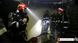 Incendiu într-un bloc din Capitală. Un bărbat a fost dus la spital