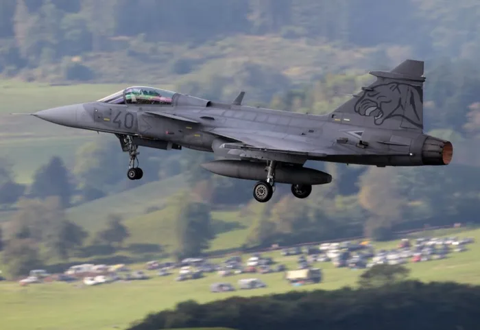 EXTERNE Alertă în Ungaria: Un tânăr a furat un avion și a zburat spre centrala nucleară de la Paks. Avioane de luptă, ridicate de la sol
