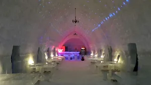 GALERIE FOTO Zeci de turişti din Anglia, Germania şi România petrec Crăciunul la Hotelul de Gheaţă de la Bâlea Lac