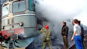 Tren afectat de incendiu. Treizeci de călători, evacuaţi din trenul Satu Mare – Oradea, după ce locomotiva a luat foc