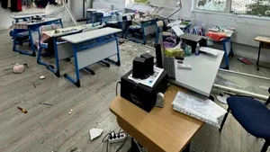 Un liceu din proximitatea exploziei din Capitală a fost puternic afectat. Imagini din sălile de clasă. 10 copii, răniți