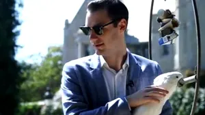 Fiul cel mai mic al lui Hugh Hefner povesteşte despre copilăria sa în vila Playboy - VIDEO