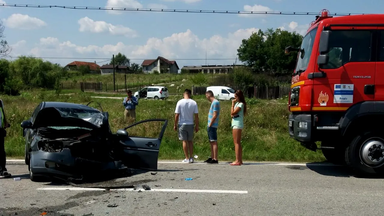 Zece persoane au fost rănite în Gorj după ce şoferul unei maşini ar fi făcut INFARCT şi a lovit un microbuz