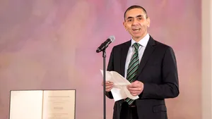 Şeful BioNTech:  „Va fi nevoie de o actualizare a formulei actualului vaccin până la jumătatea anului viitor pentru a putea face faţă virusului care în prezent suferă noi mutaţii”