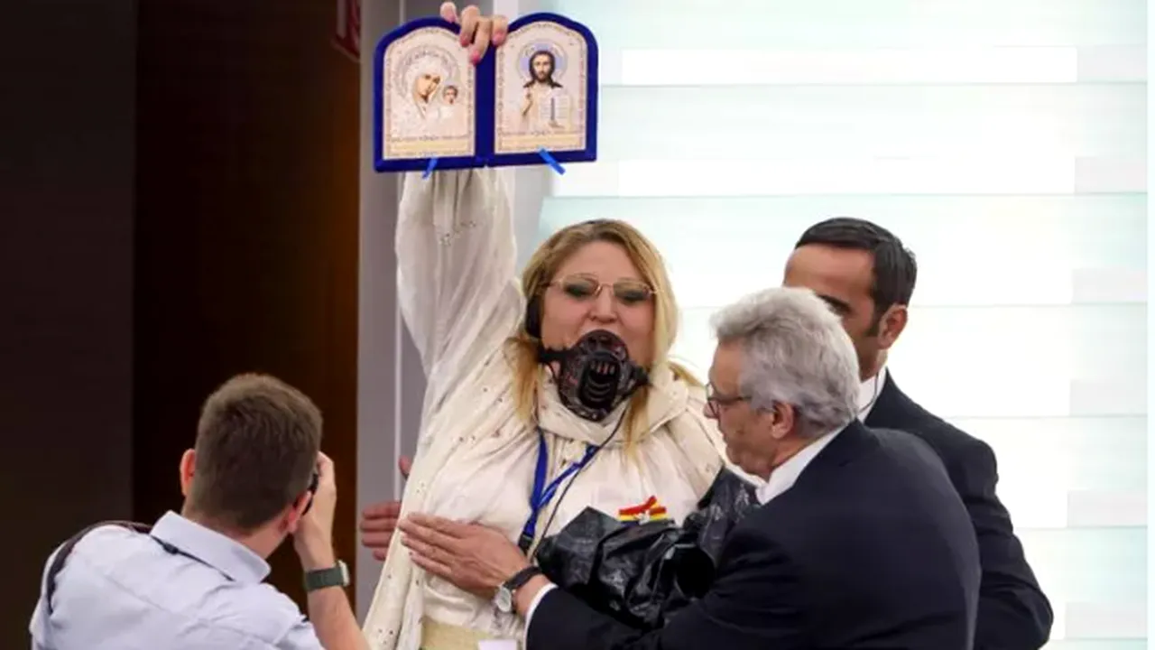 Scandal în Parlamentul European. Şoşoacă a fost evacută din sală după ce a urlat şi a fluturat icoane - VIDEO