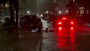 VIDEO Un curier a făcut un gest impresionant. Acesta a continuat să livreze mâncarea pe bicicletă, în ciuda inundaţiilor 