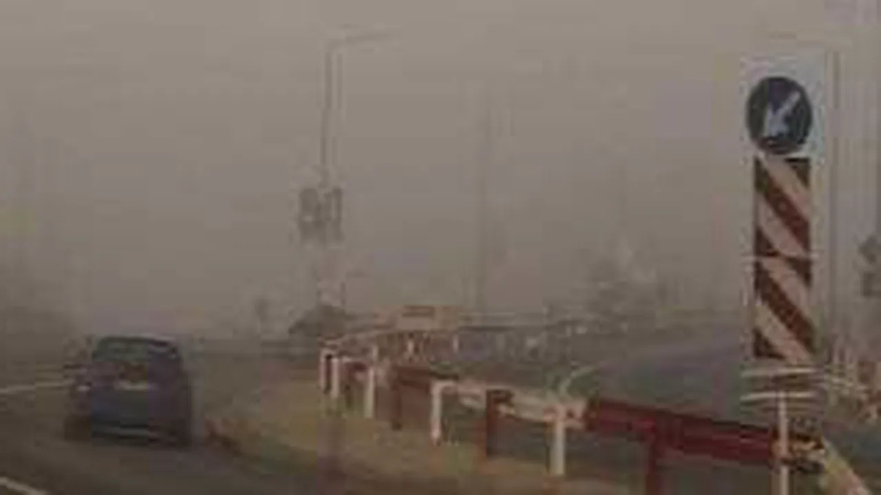 Thick Fog Seriously Affects Traffic On Romanian Highways, Roads