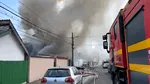 Incendiu cu flacără deschisă şi degajări mari de fum în Capitală