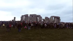 SOLSTIŢIUL DE IARNĂ 2015. Cum s-a sărbătorit cea mai lungă noapte din an la Stonehenge - GALERIE FOTO
