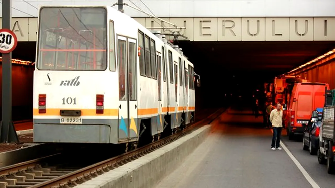 ACCIDENT spectaculos în Capitală: Circulaţia tramvaiului 41, blocată de o maşină care a rămas suspendată pe şină