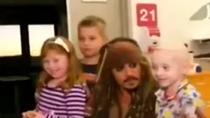Johnny Depp, îmbrăcat ca Jack Sparrow, într-o vizită surpriză la un spital de copii din Australia - VIDEO