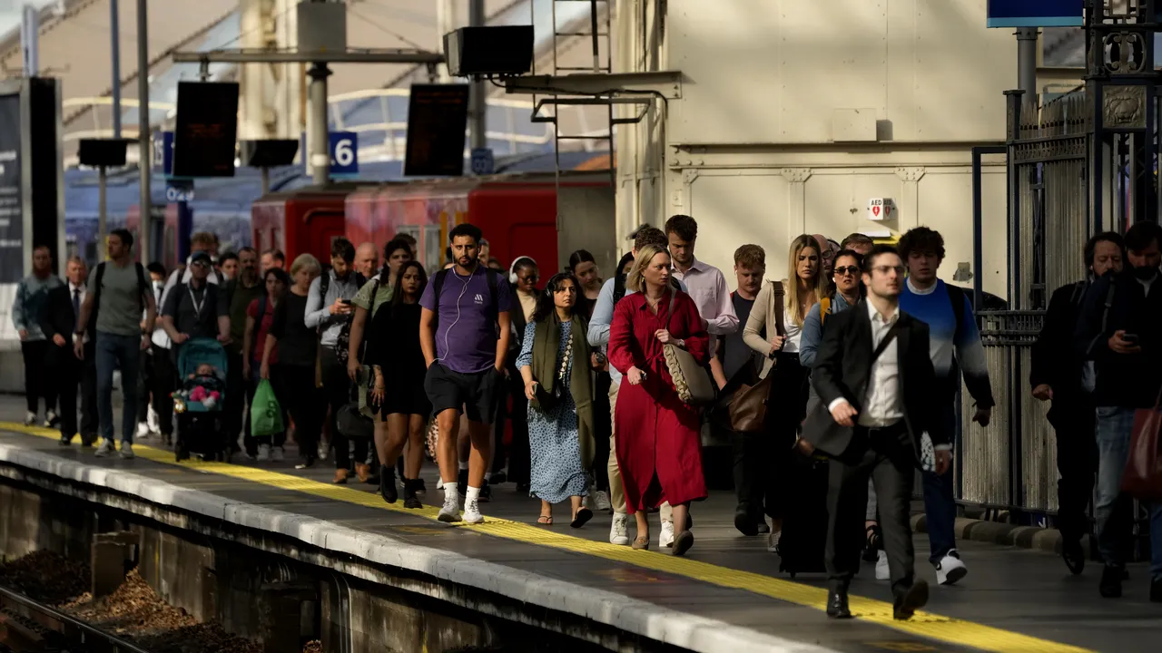 Studiu britanic: Peste 120.000 de muncitori au demisionat din cauza rasismului din Marea Britanie