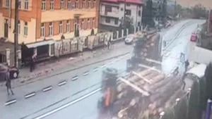 Bistriţa: Doi bărbaţi au murit striviţi de buşteni căzuţi dintr-un camion într-o staţie de autobuz. Şoferul nu avea permis pentru camioane şi a fost reţinut - VIDEO
