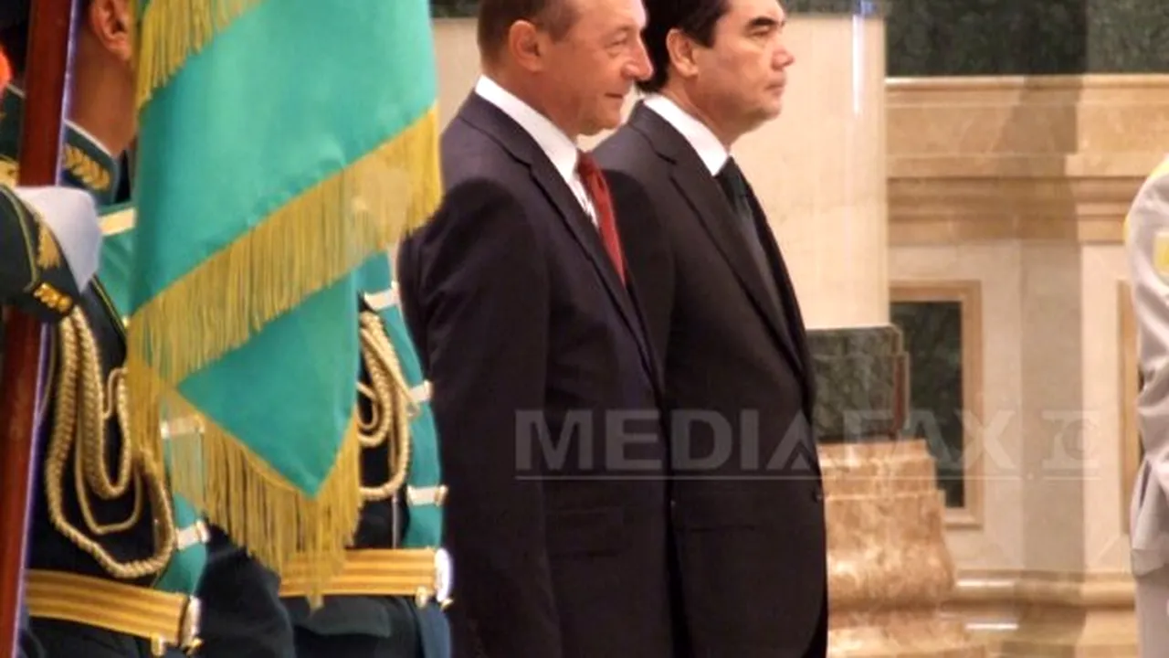 Băsescu, întâmpinat cu ceremonial militar de liderul turkmen Berdâmuhamedov - FOTO