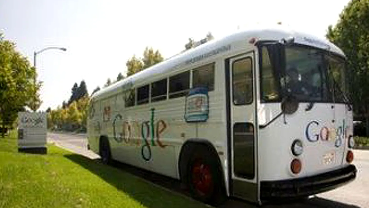 Autobuzul Google străbate lumea. Cea mai mare atracţie a maşinii este internetul