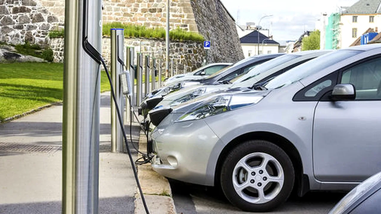Record istoric la înmatriculări: Românii încep să prindă gustul maşinilor electrice