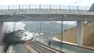 TRAGEDIA DIN SPANIA: Trenul implicat în accidentul din Galicia a frânat prea târziu - VIDEO